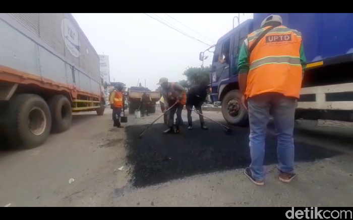 Perbaikan jalan di Jl Raya Industri, Kabupaten Bekasi. (Afzal Nur Iman/detikcom)