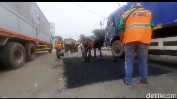 Perbaikan jalan di Jl Raya Industri, Kabupaten Bekasi. (Afzal Nur Iman/detikcom)