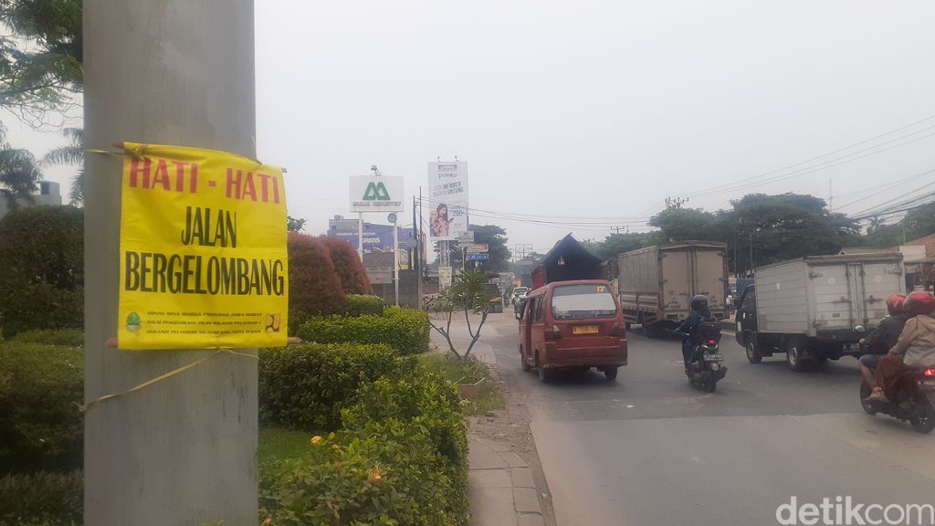 Perbaikan lanjutan Jl Raya Industri di Kabupaten Bekasi yang rusak, 15 Maret 2021. (Afzal Nur Iman/detikcom)