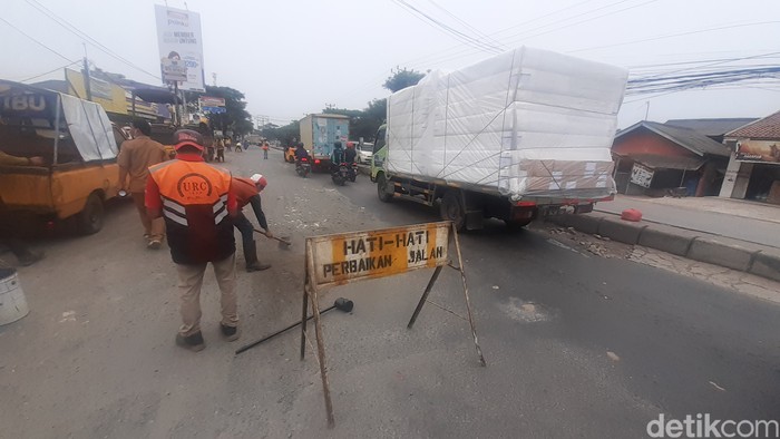 Perbaikan lanjutan Jl Raya Industri di Kabupaten Bekasi yang rusak, 15 Maret 2021. (Afzal Nur Iman/detikcom)