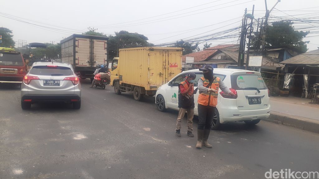 Perbaikan lanjutan Jl Raya Industri di Kabupaten Bekasi yang rusak, 15 Maret 2021. (Afzal Nur Iman/detikcom)
