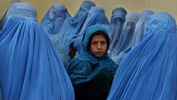 Hilmi Ahmed, wakil presiden Dewan Muslim Sri Lanka, mengatakan kepada BBC, setiap orang memiliki hak untuk memakai penutup wajah terlepas dari keyakinan mereka. Para wanita Afghanistan mengantri di klinik kesehatan  Februari 2003 di Kalakan, Afghanistan. Paula Bronstein/Getty Images.