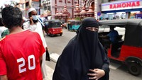 Seorang wanita Muslim Sri Lanka berpakaian burqa berjalan di jalan Kolombo, Sri Lanka, Sabtu, (13/3/2021). AP/Eranga Jayawardena.