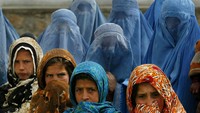 Pemakaian penutup wajah memang mejadi polimik tersendiri terutama di negara dengan mayoritas non Muslim. Para wanita Afghanistan mengantri di klinik kesehatan  Februari 2003 di Kalakan, Afghanistan. Paula Bronstein/Getty Images.