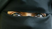 Sri Lanka melaranag pengunaan burka setelah peristiwa pengebom bunuh diri menargetkan gereja Katolik dan hotel yang didatangi banyak turis, menewaskan lebih dari 250 orang pada April 2019. Seorang wanita Palestina berkerudung sat memperingati perang Arab dan Israel. Abid Katib/Getty Images.