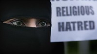 Menteri Keamanan Publik Sarath Weerasekara mengatakan kepada BBC bahwa dia telah menandatangani perintah kabinet yang sekarang tinggal membutuhkan persetujuan parlemen.  Seorang wanita Muslim yang mengenakan cadar melakukan protes di Inggris, Oktober 2006. Christopher Furlong/Getty Images.