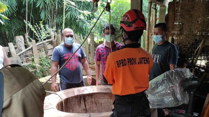 Petugas BPBD Jepara saat evakuasi korban yang menyeburkan diri ke dalam sumur, Senin (15/3/2021).