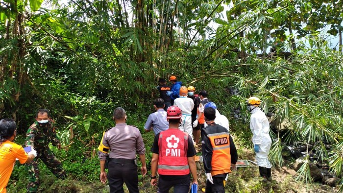 Petugas mengevakuasi jenazah korban Wandi (64) yang ditemukan tersangkut di pohon bambu di Kali Sragen, Senin (15/3/2021)