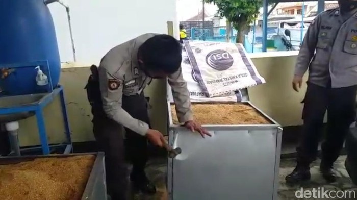 Polisi menunjukkan brankas yang digunakan aksi penipuan di Garut.