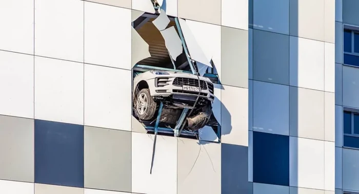 Porsche Macan Hampir Terjun Bebas dari Gedung Parkir
