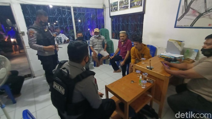 Pria di Samarinda diserahkan ke polisi atas kasus KDRT dan dugaan penyalahgunaan narkoba (Budi Kurniawan/detikcom)