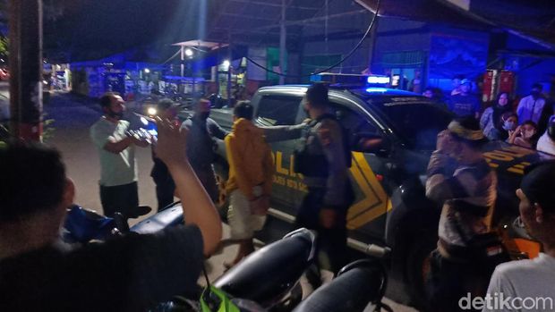 Pria di Samarinda diserahkan ke polisi atas kasus KDRT dan dugaan penyalahgunaan narkoba (Budi Kurniawan/detikcom)