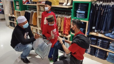 Puluhan Anak Yatim Belanja Gratis di Mall