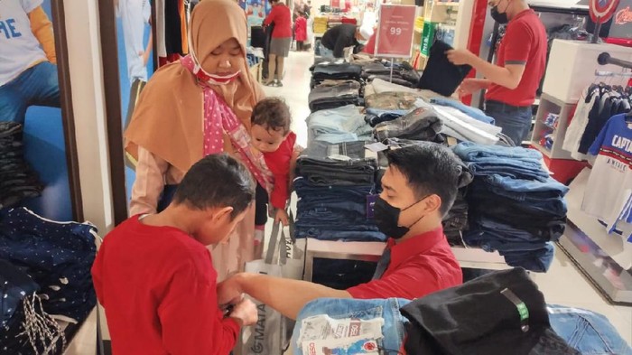 Puluhan Anak Yatim Belanja Gratis di Mall Sebanyak 130 anak yatim belanja gratis di Matahari Departement Store Lippo Karawaci, Minggu (14/3/2021).