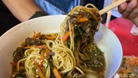 Tekstur mie yang kenyal berpadu enak dengan daging sirloin Australia yang empuk juicy. Kuahnya berupa kaldu shoyu (kecap asin Jepang). Foto: detikfood