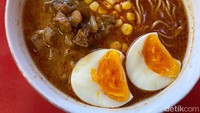 Bagi pencinta pedas jangan lewatkan Chicken Spicy Ramen di sini. Tampilannya menggugah selera dengan warna kuah merah khas cabai. Foto: detikfood