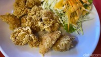 Kalau ini adalah chicken karage andalan RAN Ramen. Olahan ayam goreng tepung ini disajikan bersama homemade salad. Foto: detikfood