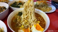 Ramen ini dilengkapi topping irisan daging ayam, wakame (rumput laut Jepang), pipilan jagung manis, telur rebus, dan daun bawang.  Foto: detikfood