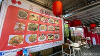 Meski hanya dijajakan di kaki lima, cita rasa ramennya tak perlu diragukan. Terdapat 4 pilihan menu ramen di sini. Foto: detikfood