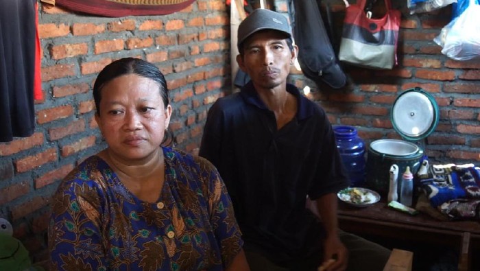 Rumah yang selama ini dihuni Kasnan (50), dirobohkan mantan istri pertamanya. Tukang kayu ini ternyata sudah menikah tiga kali.
