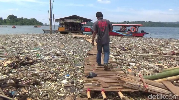 Sampah kotori Waduk Jatigede