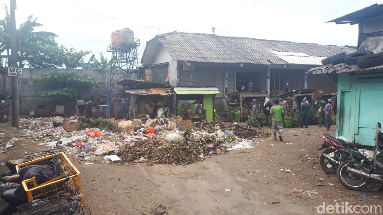 Sampah menumpuk dan berserakan di Pasar Ajibarang, Banyumas, Jawa Tengah, 14 Maret 2021. (M yusuf Fanany/detikcom)
