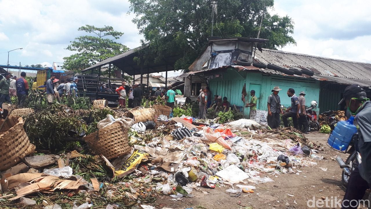 Sampah menumpuk dan berserakan di Pasar Ajibarang, Banyumas, Jawa Tengah, 14 Maret 2021. (M yusuf Fanany/detikcom) Sampah menumpuk dan berserakan di Pasar Ajibarang, Banyumas, Jawa Tengah, 14 Maret 2021. (M yusuf Fanany/detikcom)