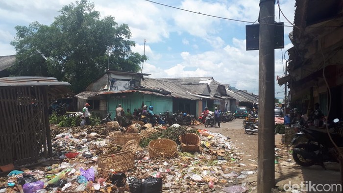 Sampah menumpuk dan berserakan di Pasar Ajibarang, Banyumas, Jawa Tengah, 14 Maret 2021. (M yusuf Fanany/detikcom)