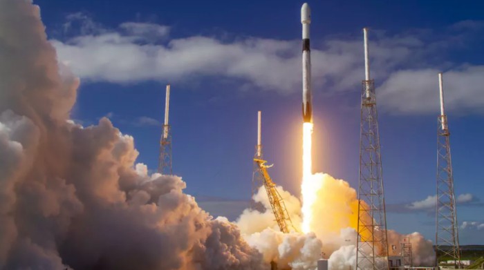 Roket Falcon 9 SpaceX membawa satelit internet Starlink