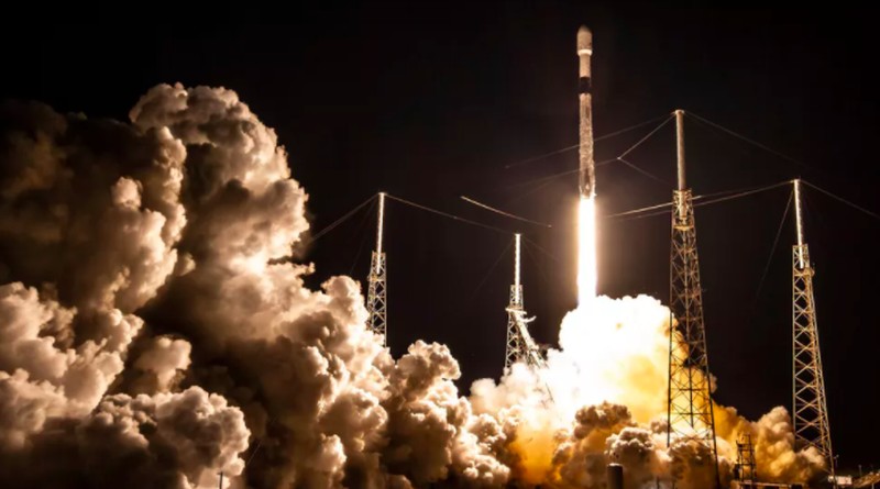 Roket Falcon 9 SpaceX membawa satelit internet Starlink