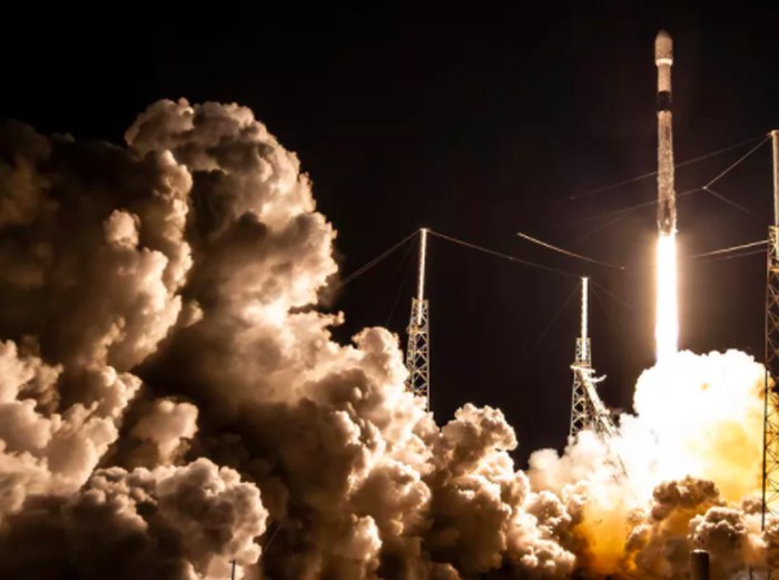 Roket Falcon 9 SpaceX membawa satelit internet Starlink