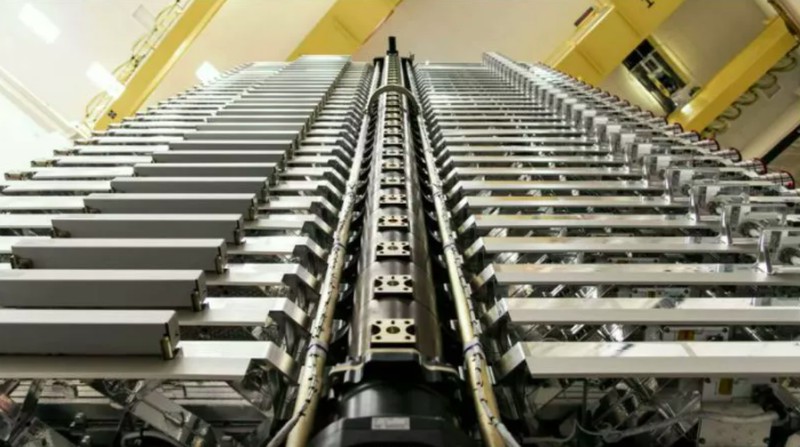 Roket Falcon 9 SpaceX membawa satelit internet Starlink