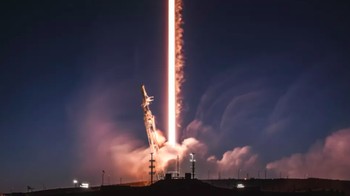 Roket Falcon 9 dua tahap yang membawa dua prototipe Starlink pertama lepas landas dari Pangkalan Angkatan Udara Vandenberg California pada 22 Februari 2018. Kesuksesan peluncuran protitipe ini menandai dimulainya proyek mega konstelasi internet Starlink. Foto: Space.com