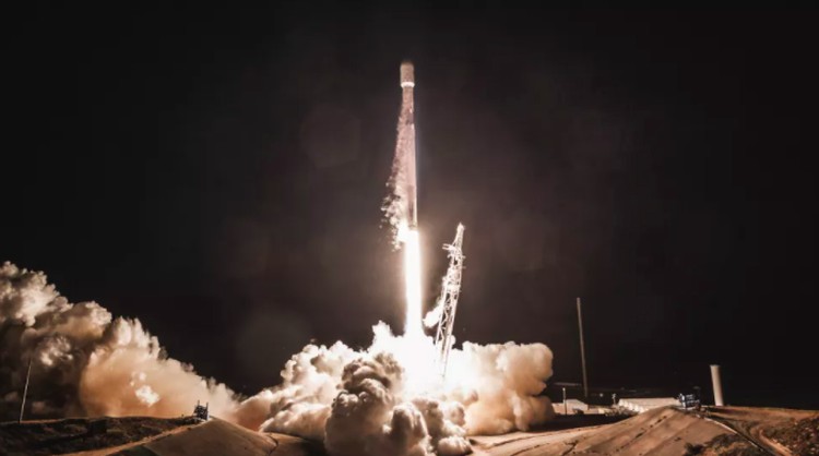 satelit internet Starlink Roket Falcon 9 SpaceX membawa satelit internet Starlink