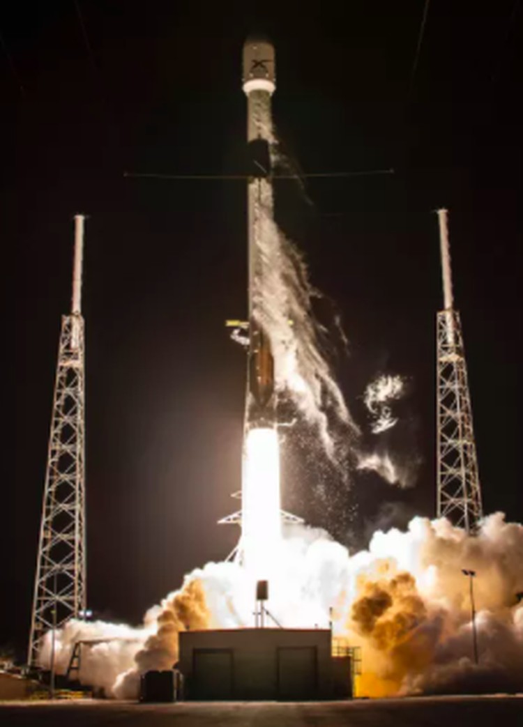 satelit internet Starlink Roket Falcon 9 SpaceX membawa satelit internet Starlink