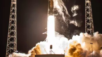 SpaceX meluncurkan gelombang pertama 60 satelit Starlink pada 23 Mei 2019. Satelit tersebut lepas landas dari Stasiun Angkatan Udara Cape Canaveral Florida dengan roket Falcon 9. Starlink awal ini adalah satelit uji dan tidak beroperasi penuh. Foto: Space.com