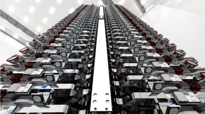 Roket Falcon 9 SpaceX membawa satelit internet Starlink