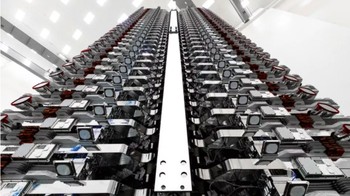 Seperti ini tampilan 60 satelit Starlink pertama SpaceX yang ditumpuk rata satu sama lain untuk diluncurkan pada Mei 2019. Foto: Space.com