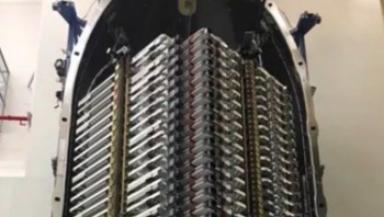 Enam puluh satelit untuk mega konstelasi Starlink SpaceX ditumpuk di muatan mereka menjelang peluncuran pada 23 Mei 2019. Foto: Space.com 