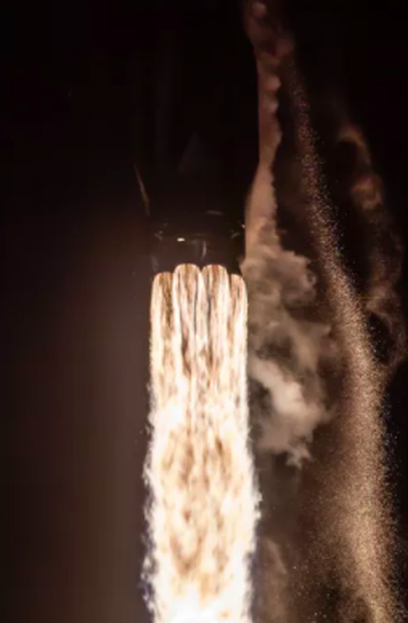 Roket Falcon 9 SpaceX membawa satelit internet Starlink