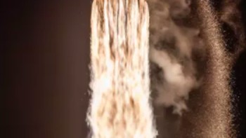 Starlink adalah proyek internet berbasis satelit yang punya misi ambisius: menyelimuti planet ini dengan internet broadband berkecepatan tinggi. Foto: Space.com 