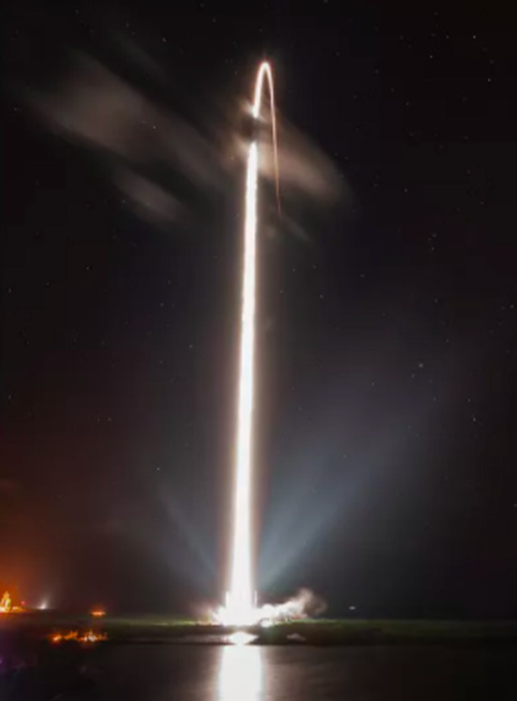 satelit internet Starlink Roket Falcon 9 SpaceX membawa satelit internet Starlink