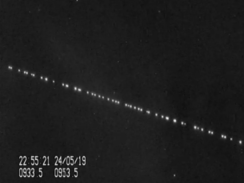 Roket Falcon 9 SpaceX membawa satelit internet Starlink