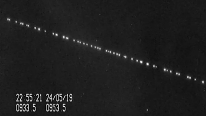 Roket Falcon 9 SpaceX membawa satelit internet Starlink