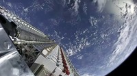 Roket Falcon 9 SpaceX membawa satelit internet Starlink