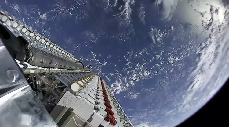 satelit internet Starlink Roket Falcon 9 SpaceX membawa satelit internet Starlink