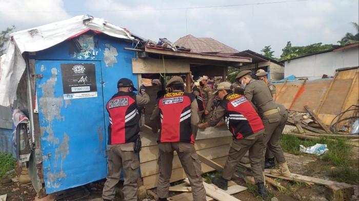 Satpol PP Sumsel Bongkar Bangunan Liar di Palembang, Sempat Diwarnai Kericuhan