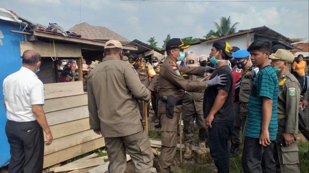 Satpol PP Sumsel Bongkar Bangunan Liar di Palembang, Sempat Diwarnai Kericuhan