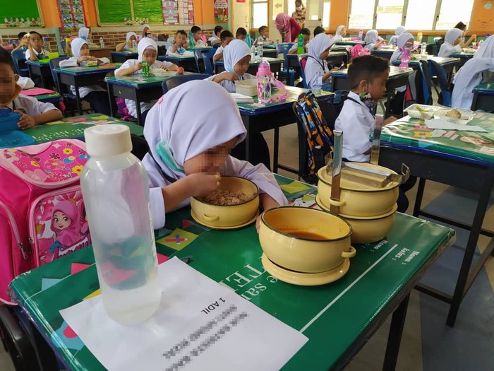 Sedih! Anak Ini Diejek Karena Bawa Bekal Rantang ke Sekolah Sedih! Anak Ini Diejek Karena Bawa Bekal Rantang ke Sekolah