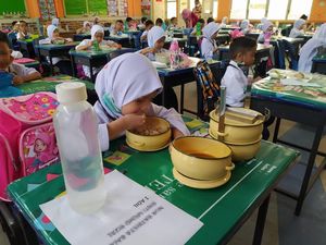 Sedih! Anak Ini Diejek Karena Bawa Bekal Rantang ke Sekolah